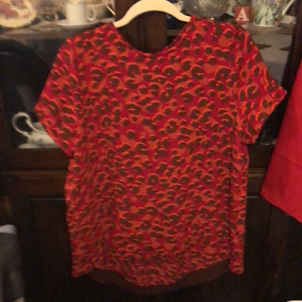 A leopard top - Picture 2 of 3